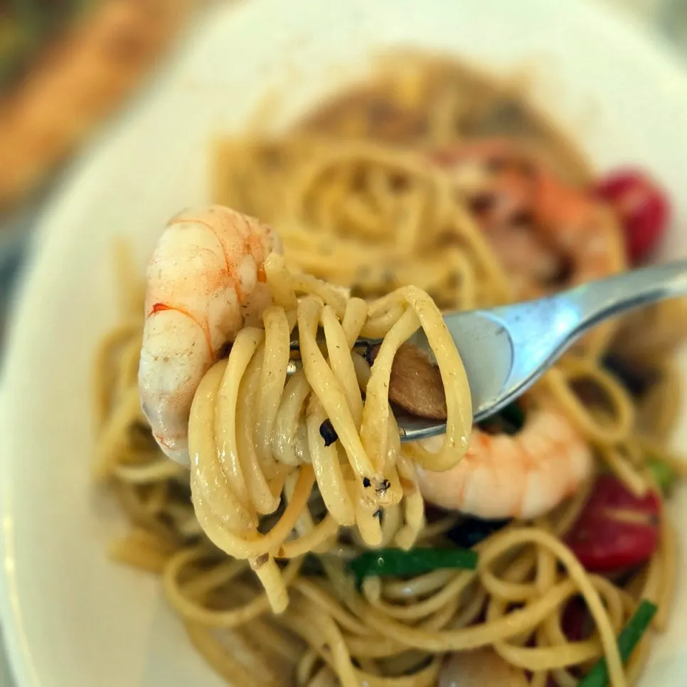 Oil pasta noodles loaded with plump shrimp