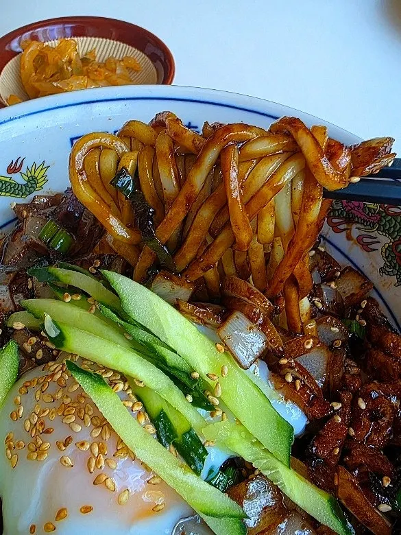 수란 삼겹 간짜장 면과 짜장 소스