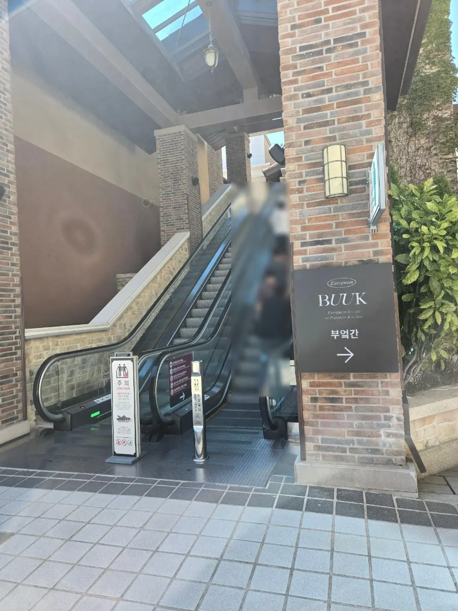 Corridor on NORTH 1F of the old building at Busan Premium Outlets