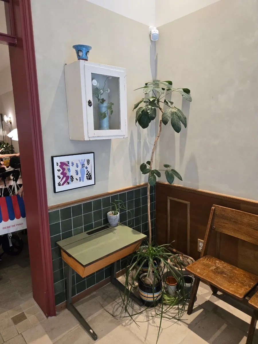 Interior decor pieces at Bueokgan
