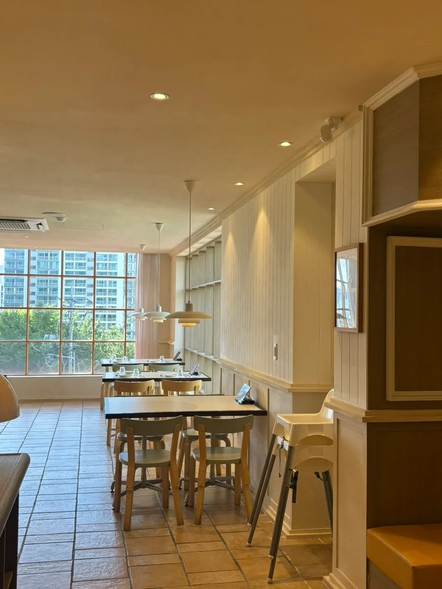 Bright-toned dining hall at Bueokgan Haeundae Branch