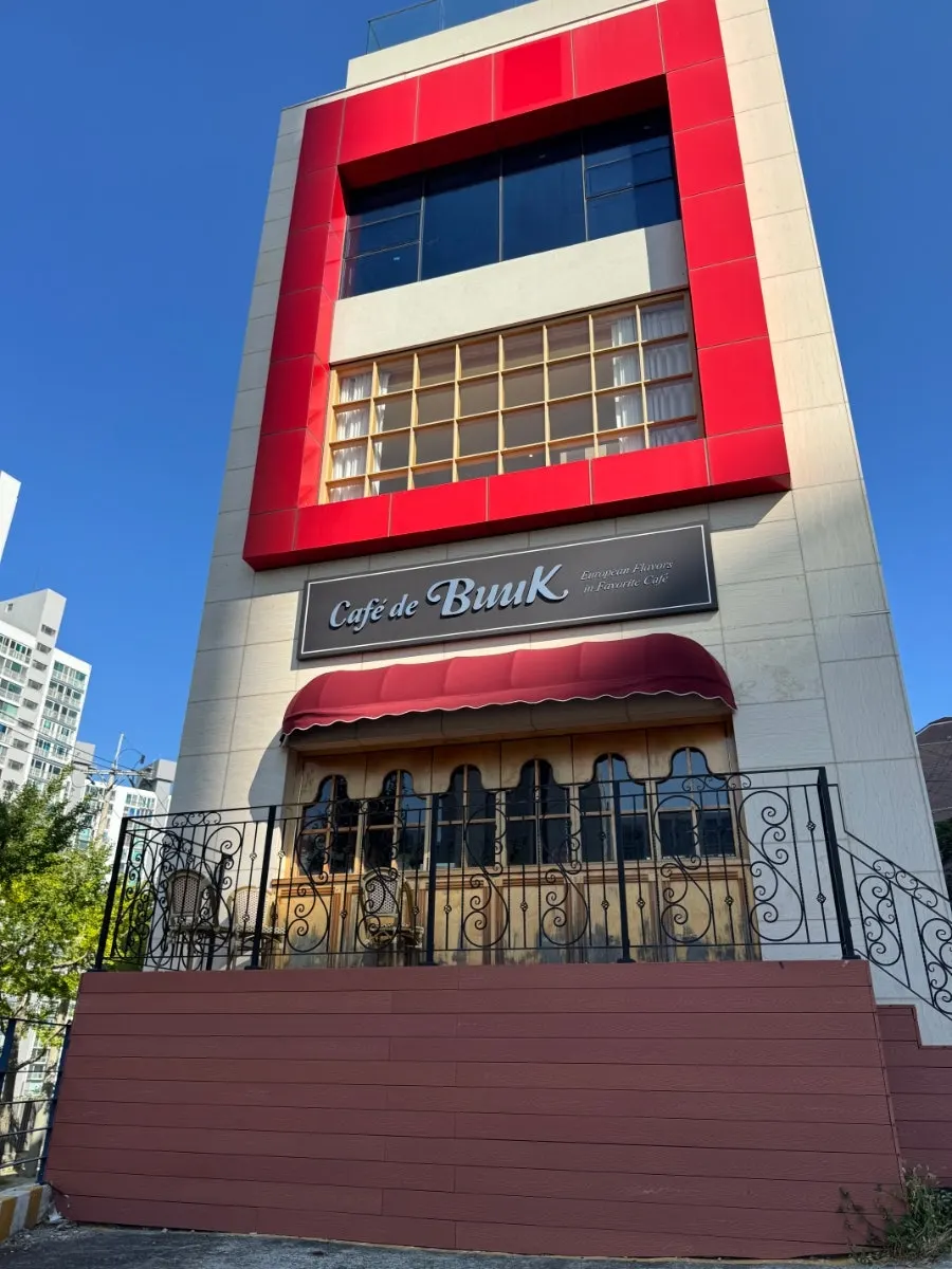 Hill staircase leading to the entrance of Bueokgan Haeundae Branch