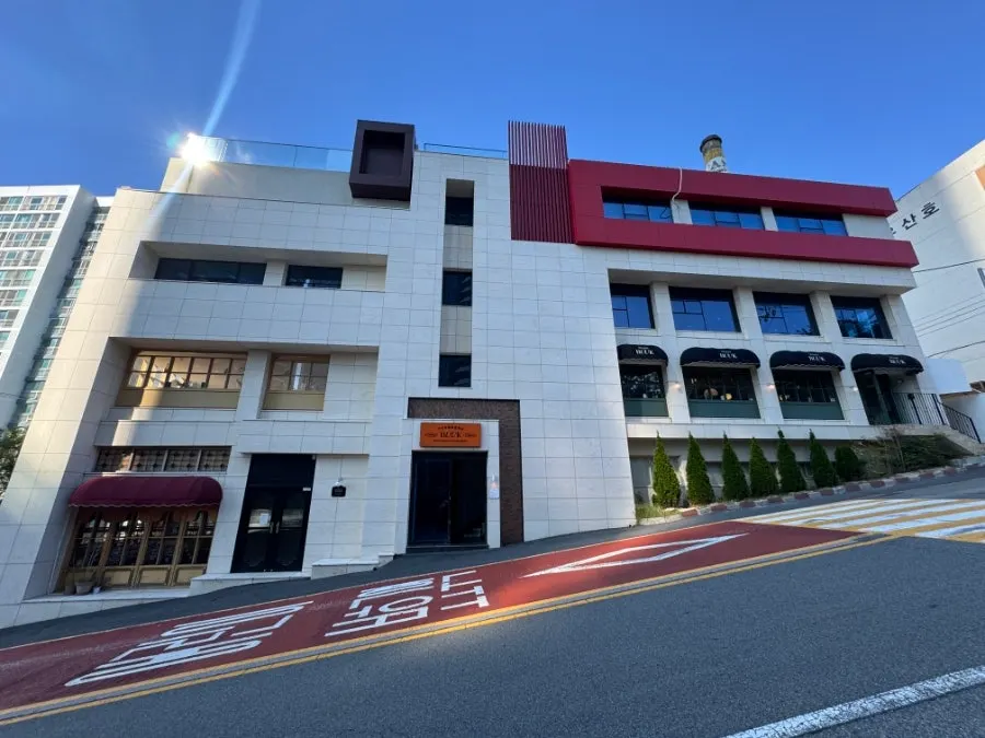 Classic atmosphere around the entrance of Bueokgan Haeundae Branch