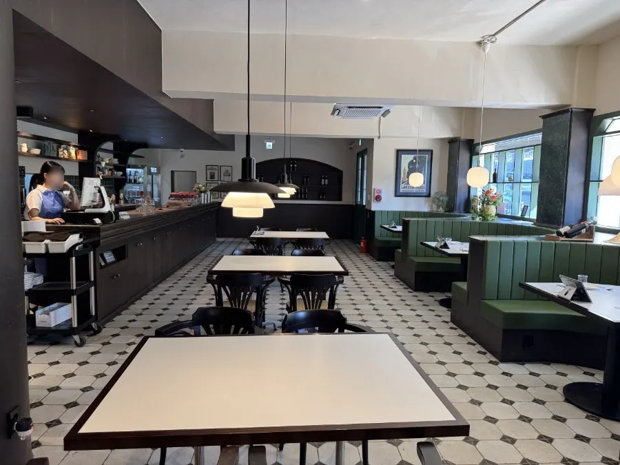 Dining hall at Bueokgan Haeundae Branch mixing classic and casual themes
