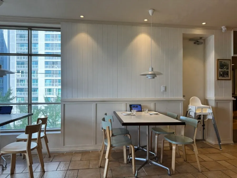 Interior of Bueokgan Haeundae Branch with hotel-like props