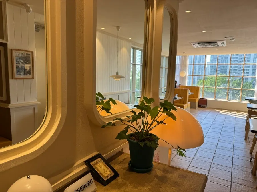 Decor and lighting blending together in the space at Bueokgan Haeundae Branch