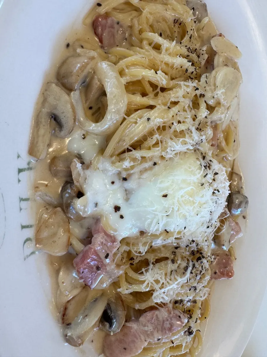 Carbonara pasta with a thick sauce