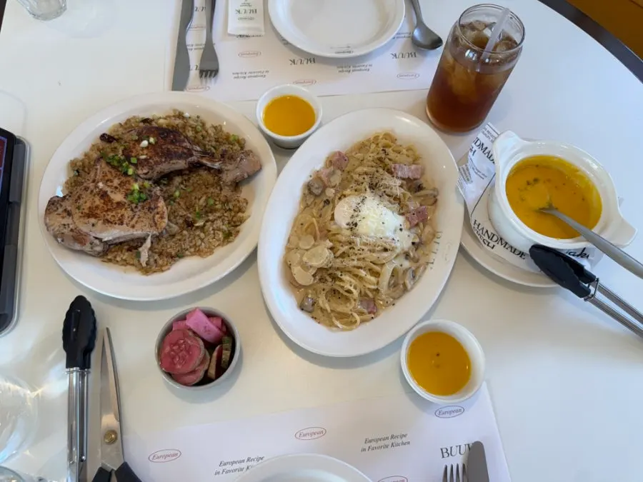 Table with the soup, pasta and pilaf together