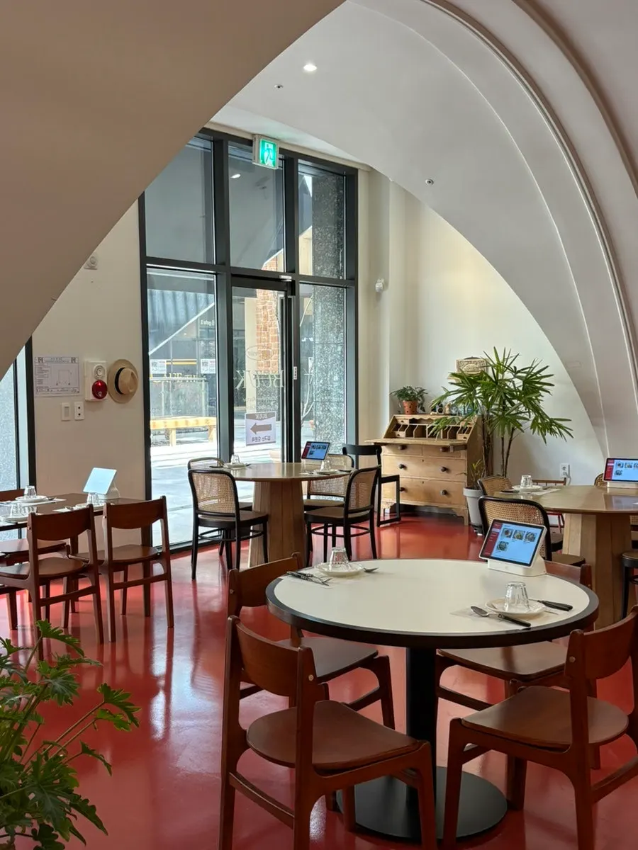 Salón con asientos bajo un techo abovedado