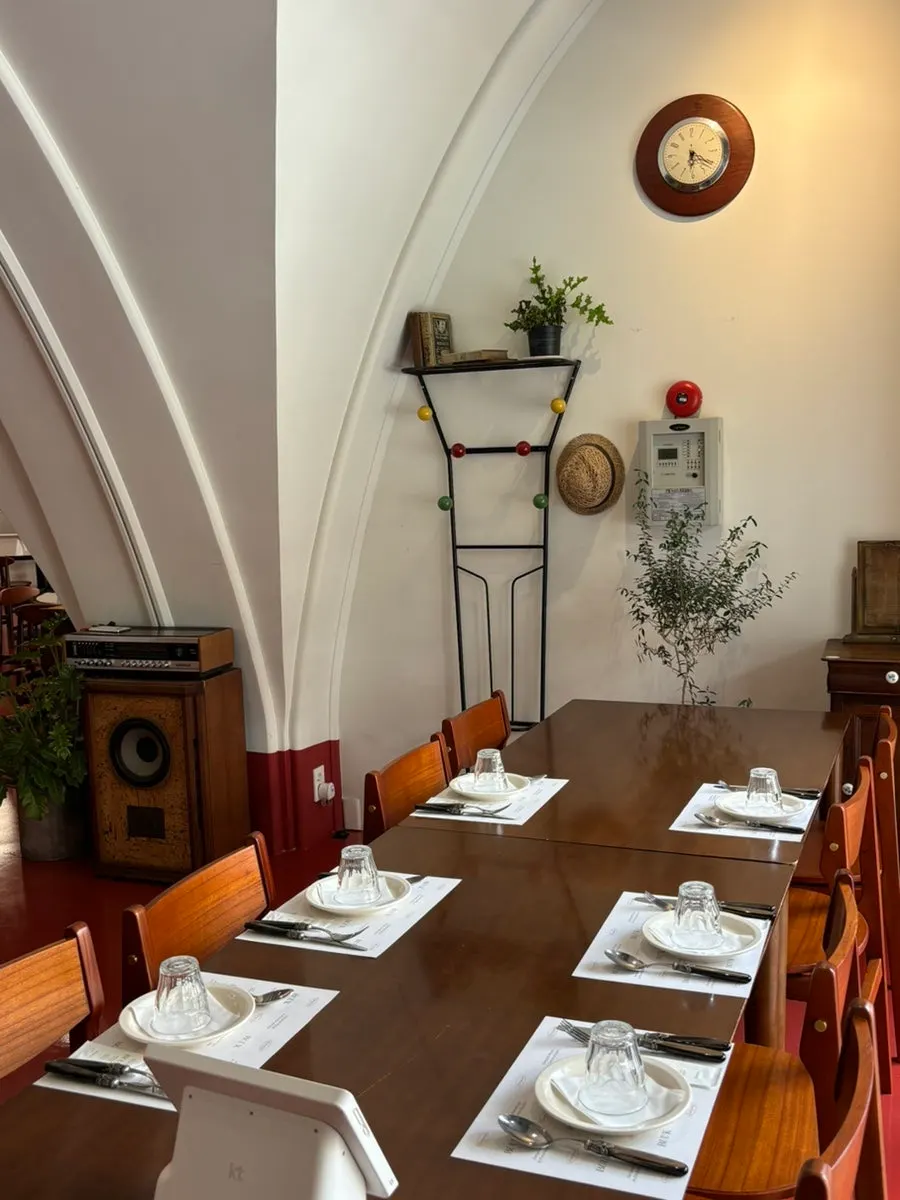 Salón del restaurante con decoración de estilo europeo