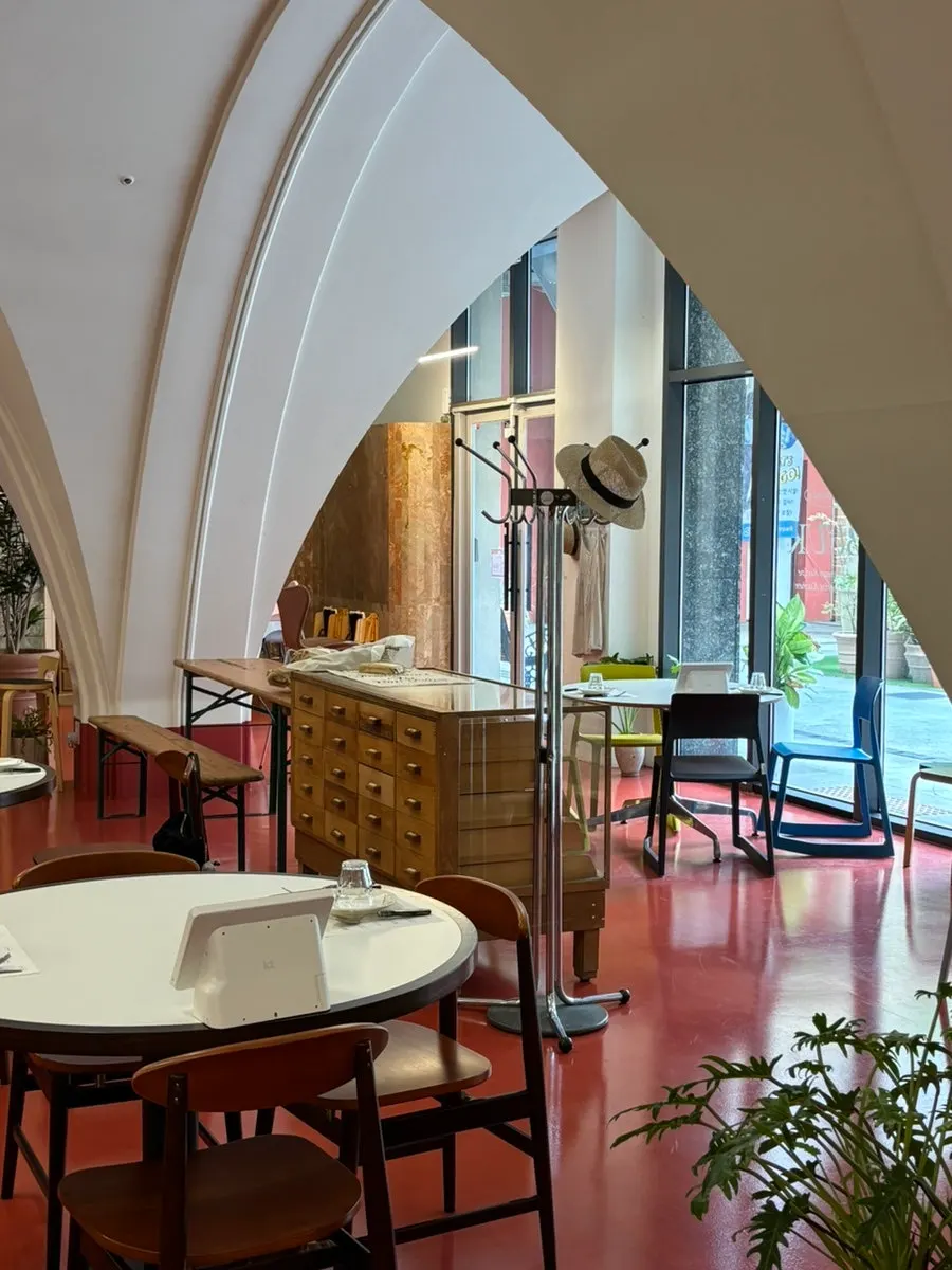 Espacio decorado con muebles vintage y objetos