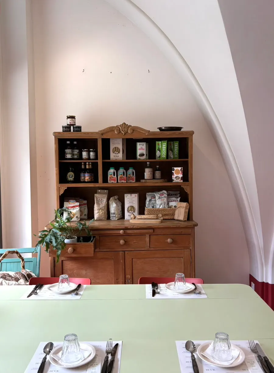 Rincón del restaurante decorado con objetos