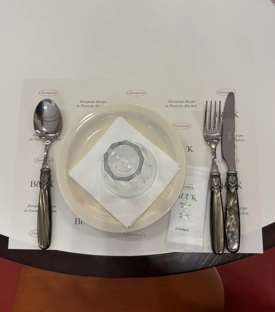 Mesa larga usada como asiento grupal