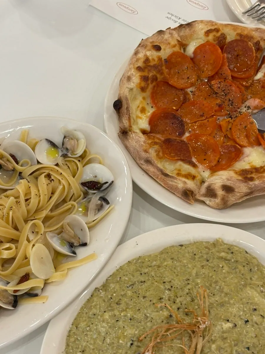 Los tres platos occidentales sobre la mesa