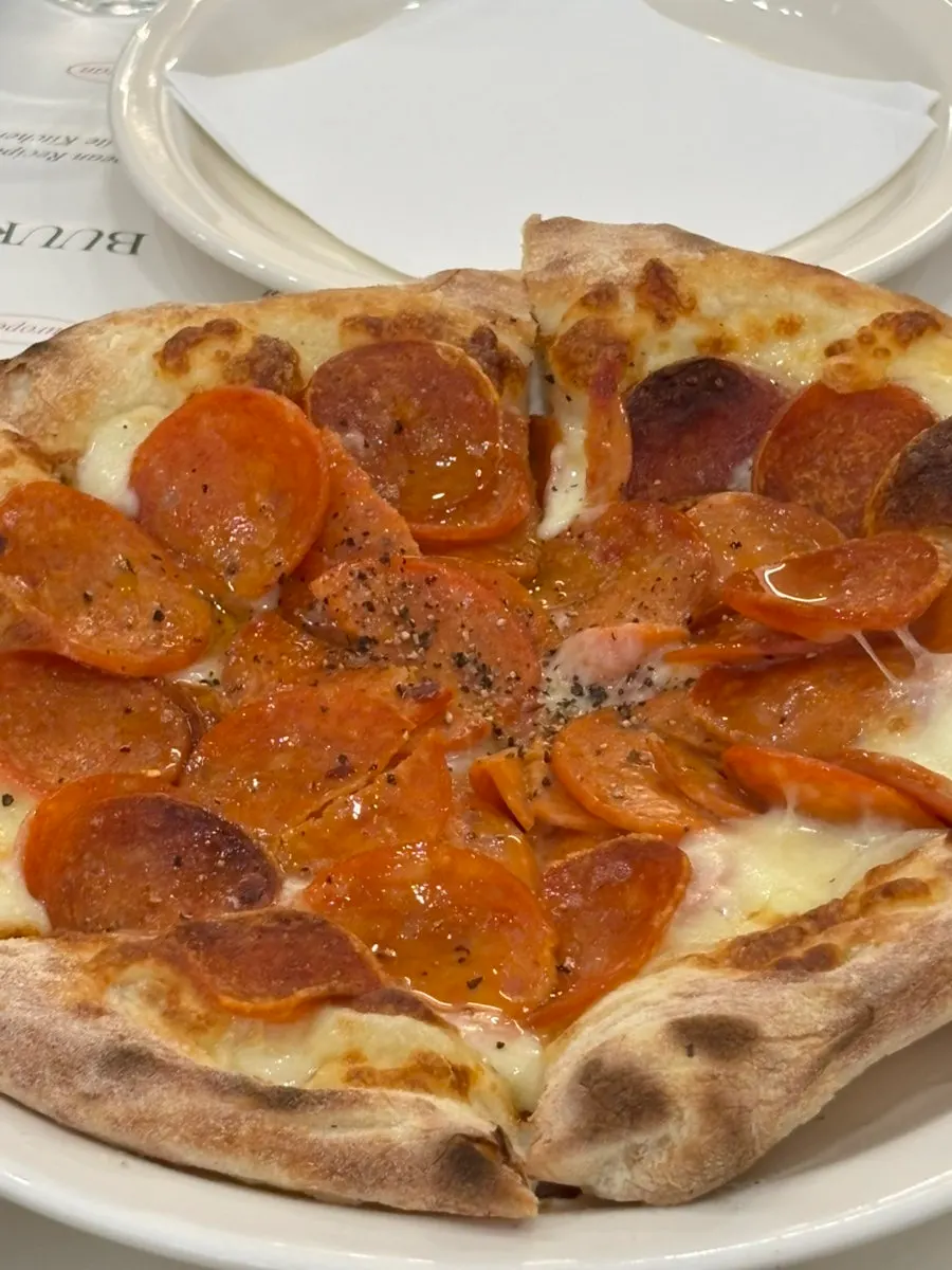 Pizza pepperoni pedida con picante básico
