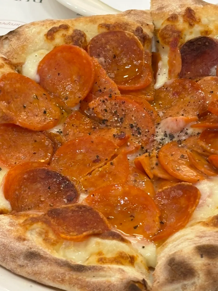 Una porción brillante de pizza pepperoni
