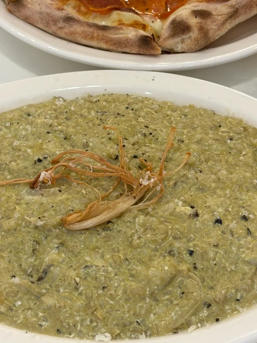 Un plato cremoso de risotto de abulón