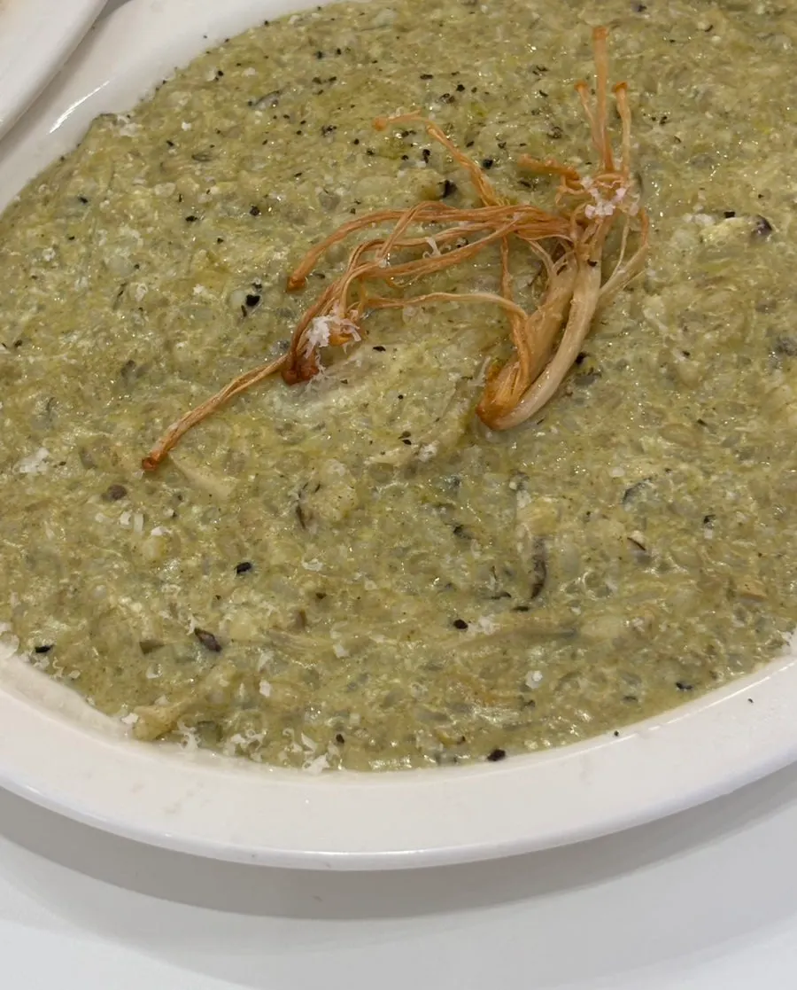 Risotto de abulón con champiñones king oyster encima