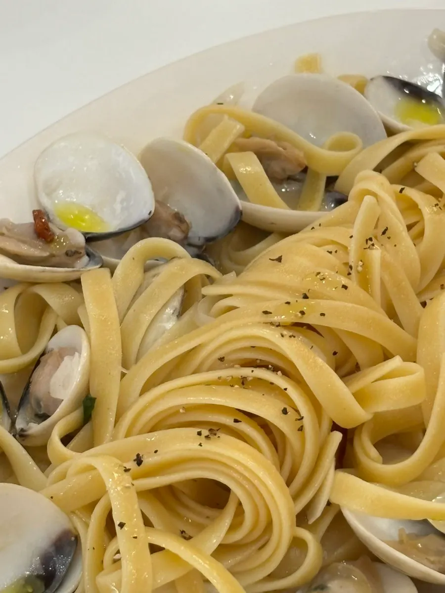 Fideos de la pasta vongole levantados con el tenedor