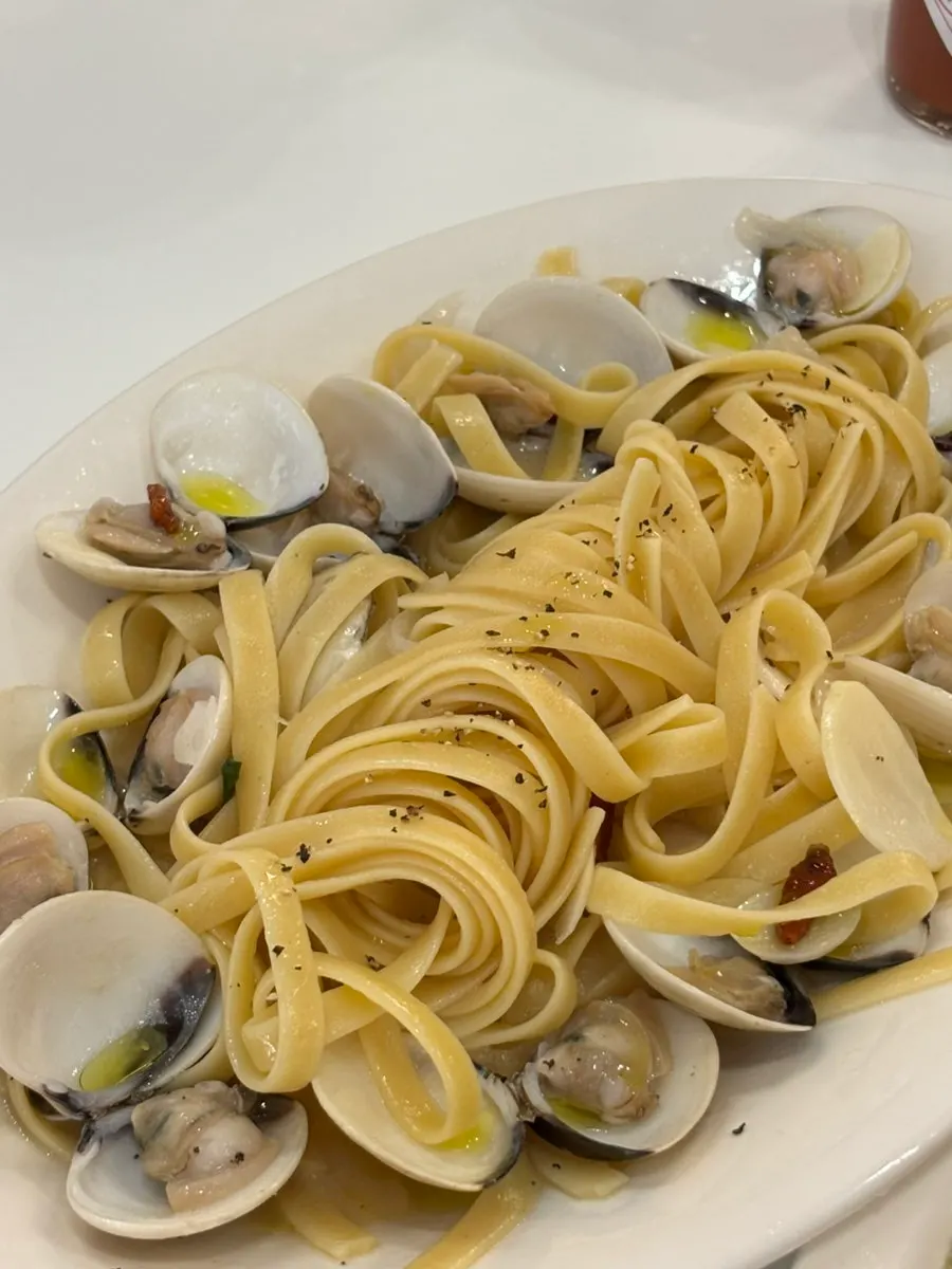 Plato de pasta vongole ya vacío