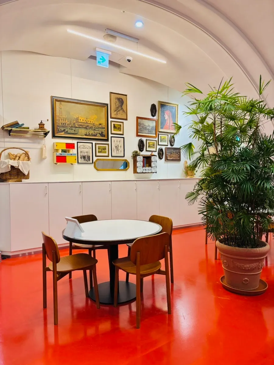 High-ceilinged dining hall at Bueokgan Restaurant Yangsan Oslo Park Branch