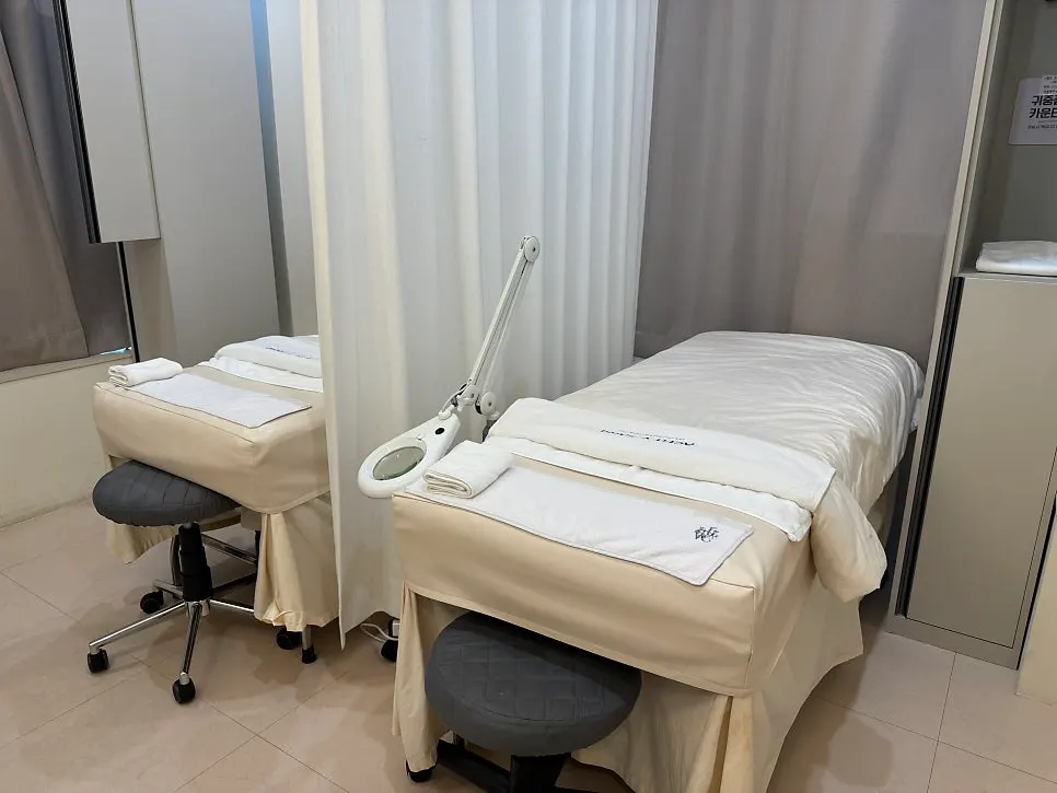 Care room with a 1:1 private treatment bed