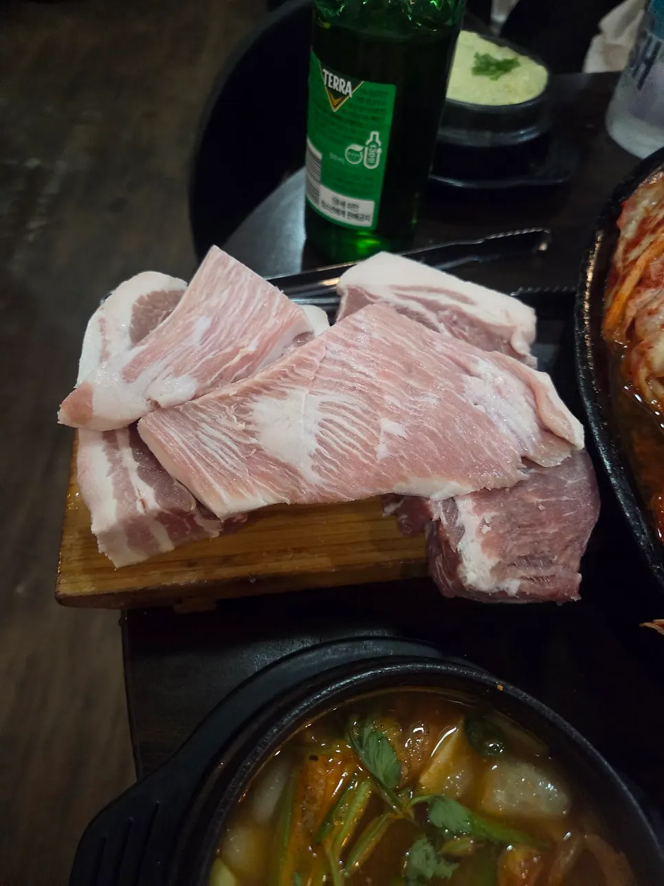 두툼하게 썰린 1등급 생 통삼겹 고기 접시