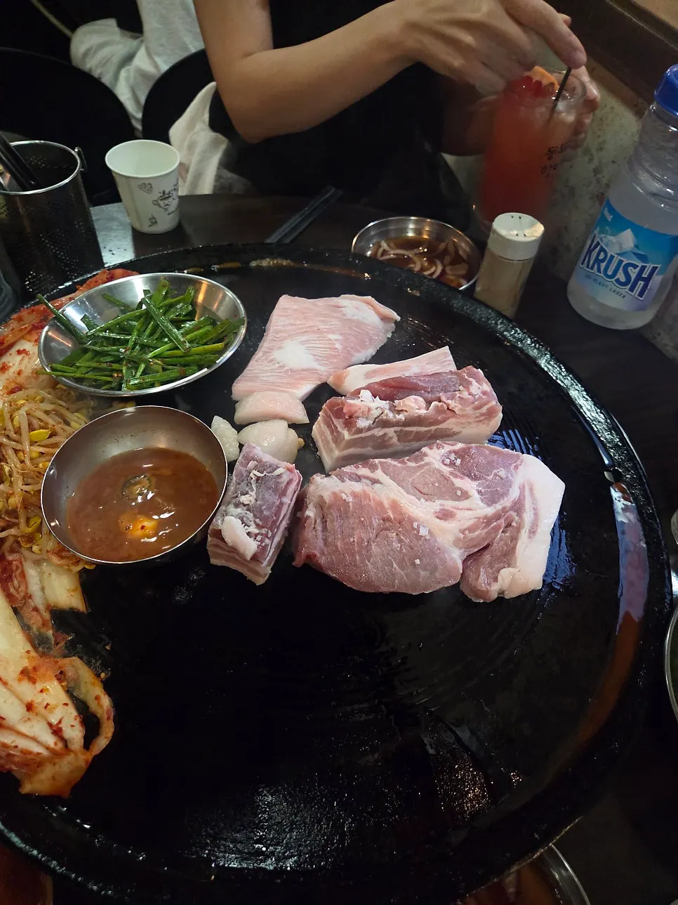 선홍빛 생고기 통삼겹과 통목살 반반 한 판