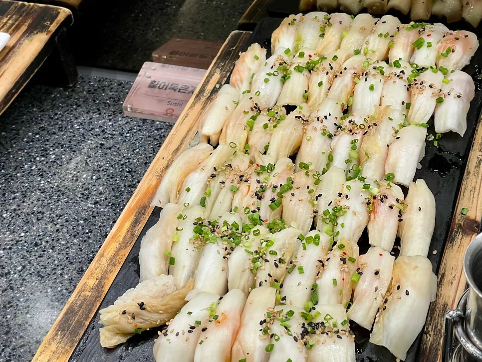 빠르게 채워지는 초밥 진열대