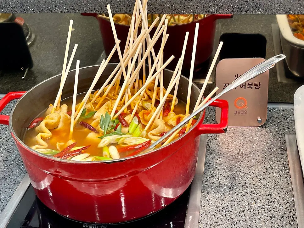 팔보채와 꼬치 어묵탕 진열