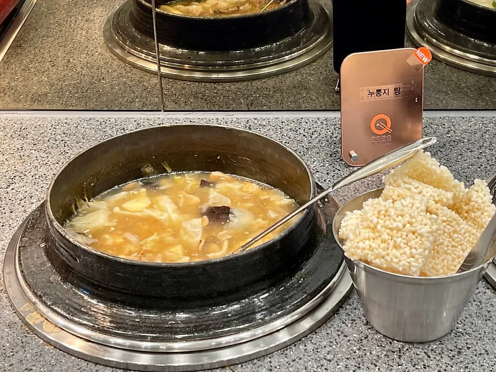 여러 종류의 탕 메뉴 진열