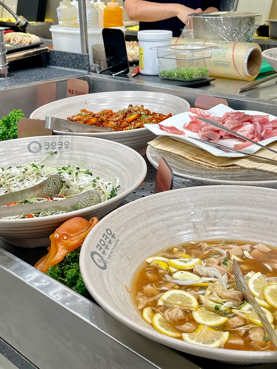 양념 새우장과 연어장 해산물 코너
