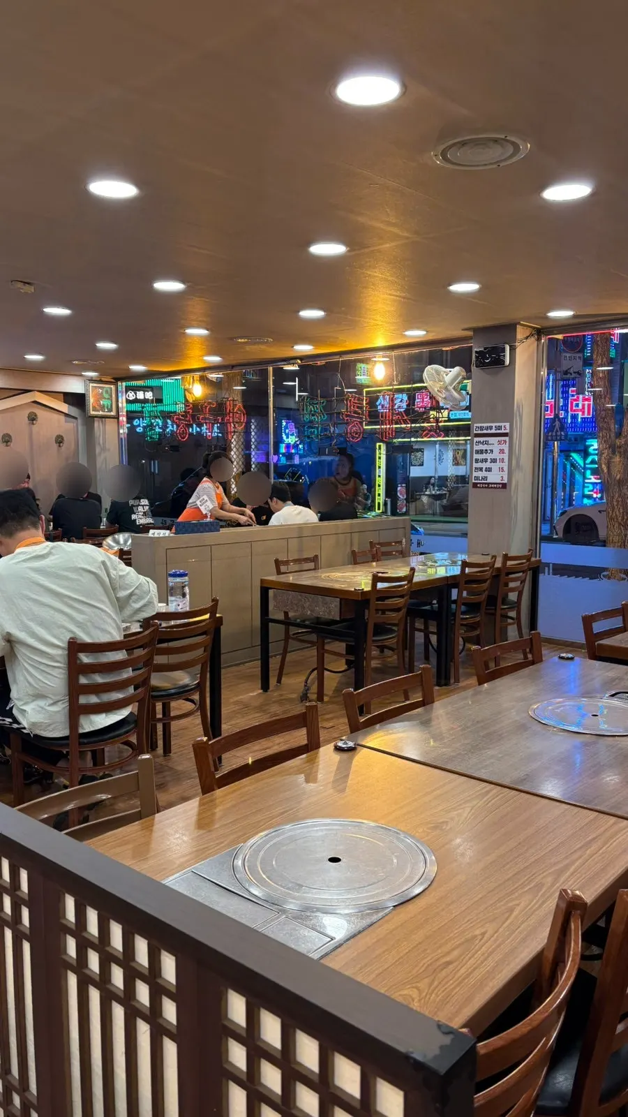 해물명가 동해해물탕 깔끔한 내부 좌석