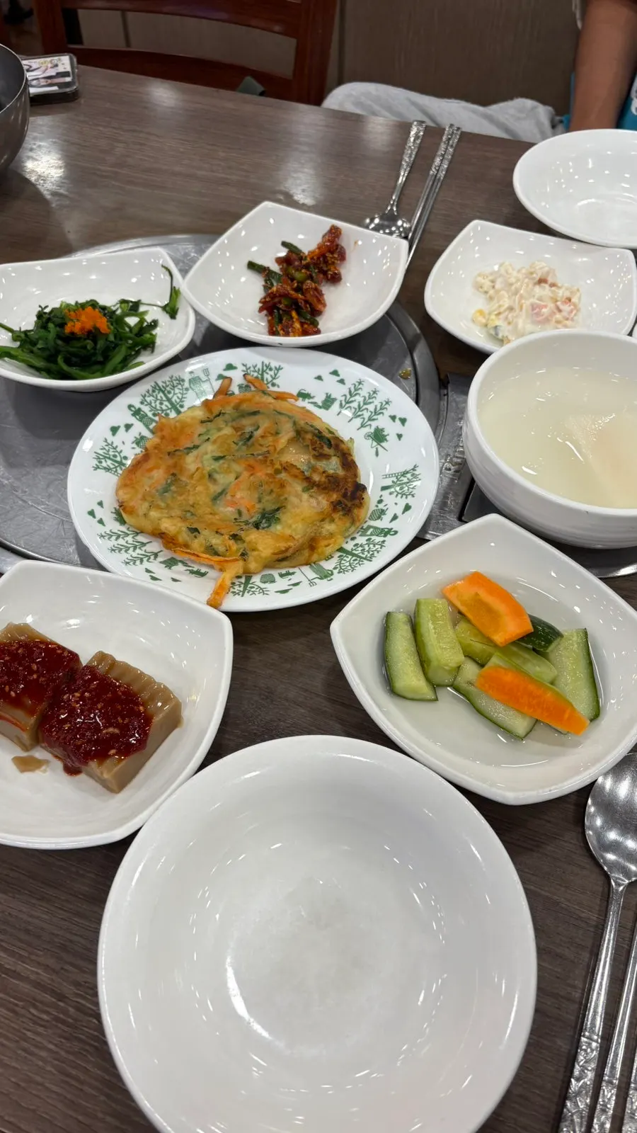 전이 포함된 정갈한 기본찬 상차림