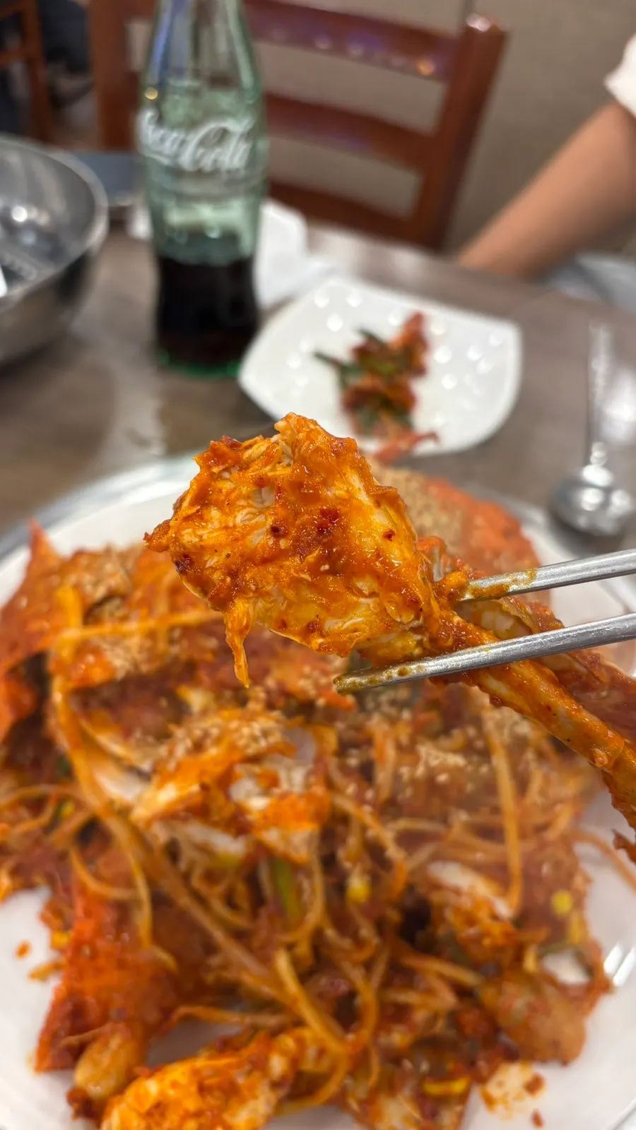 집어 든 묵직한 꽃게 한 조각