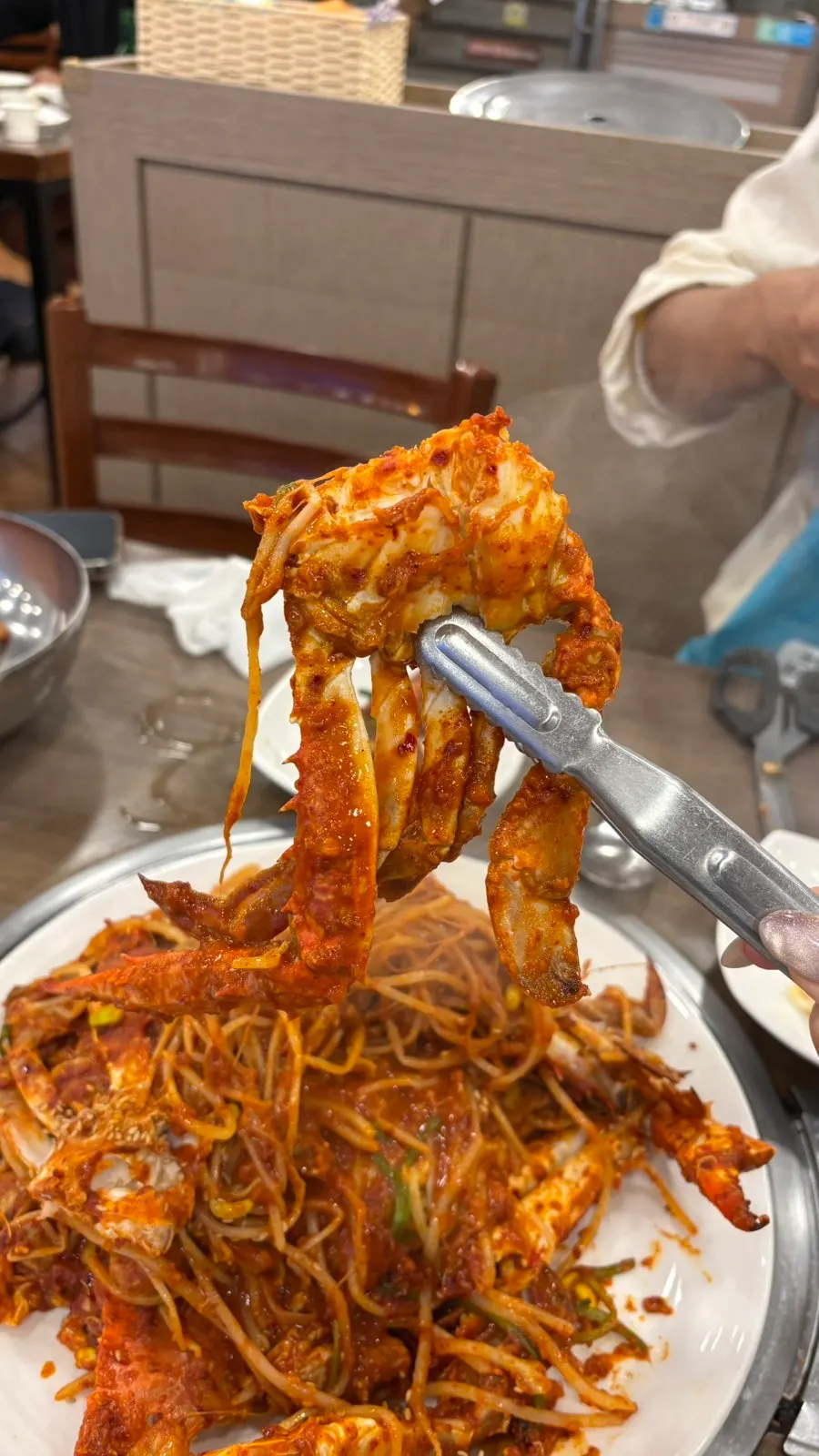 꽃게가 가득 담긴 꽃게찜 접시