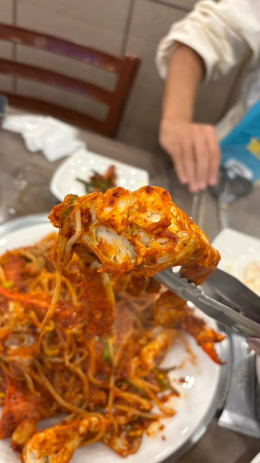 살이 찬 꽃게 조각과 콩나물