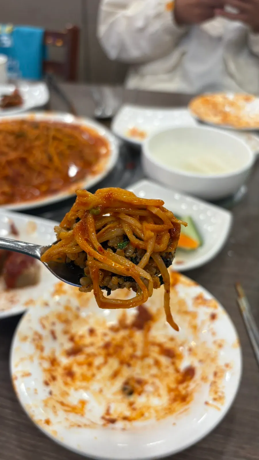 콩나물과 해물을 얹은 볶음밥 한 숟갈