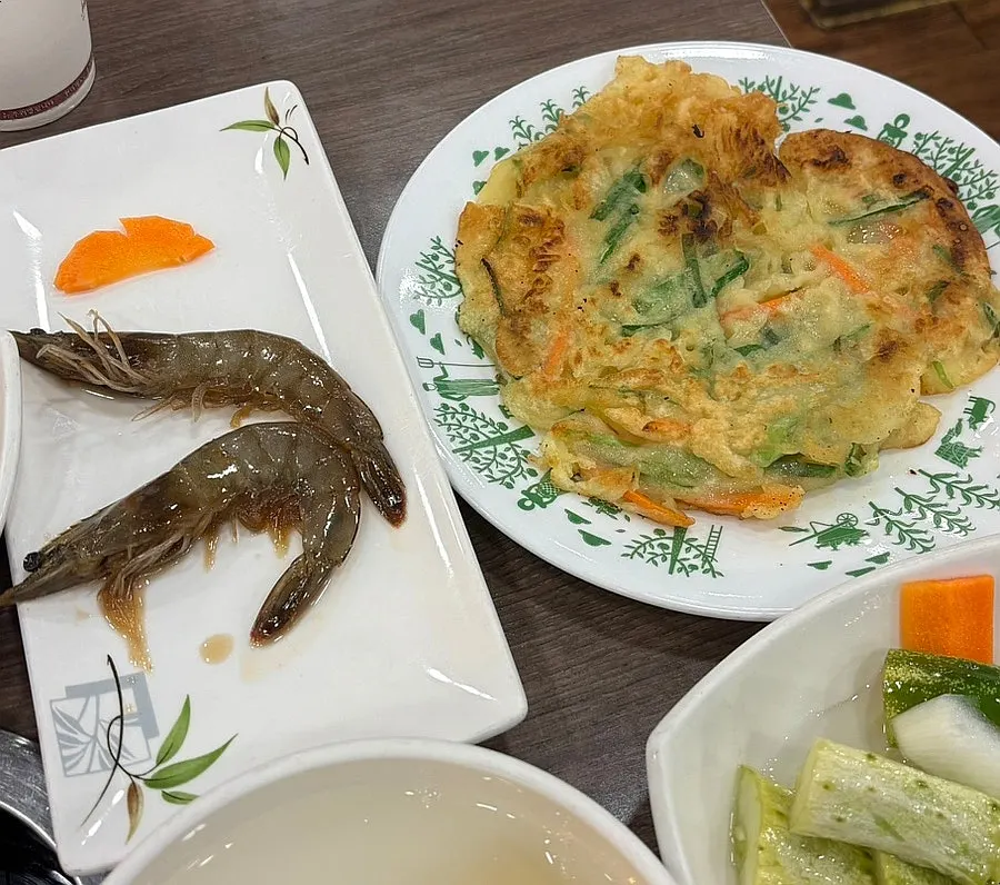 摆放精致的花蟹汤小菜