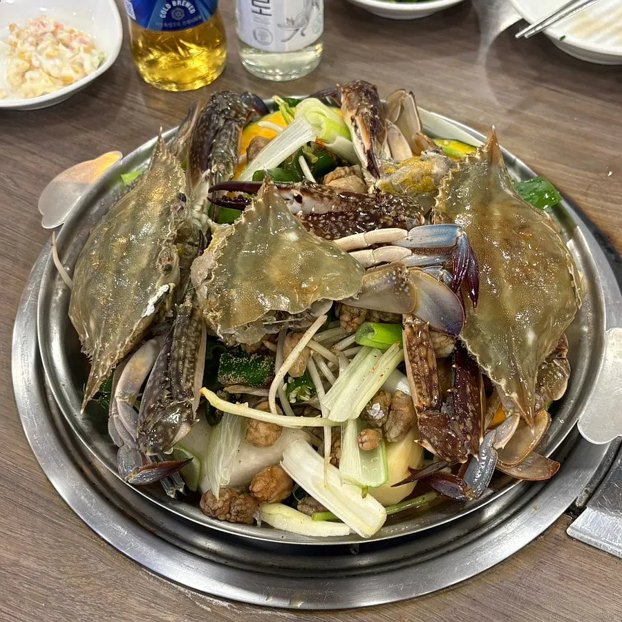 与小菜一起摆好的花蟹汤餐桌