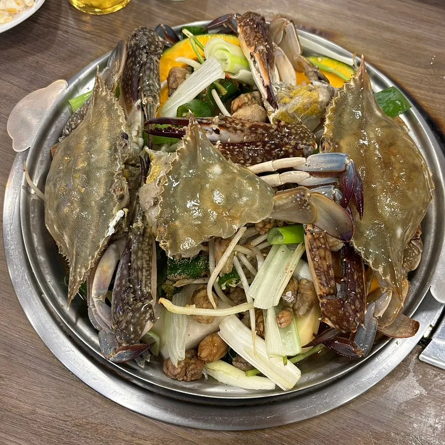 放有大花蟹与蔬菜的花蟹汤