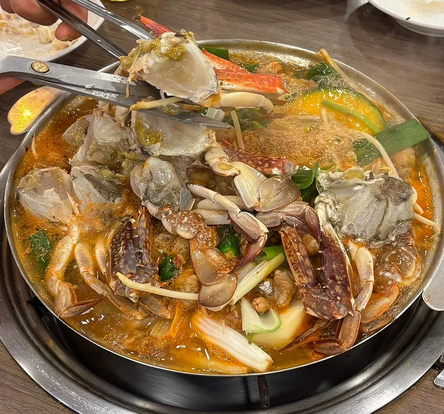 店员帮忙处理花蟹