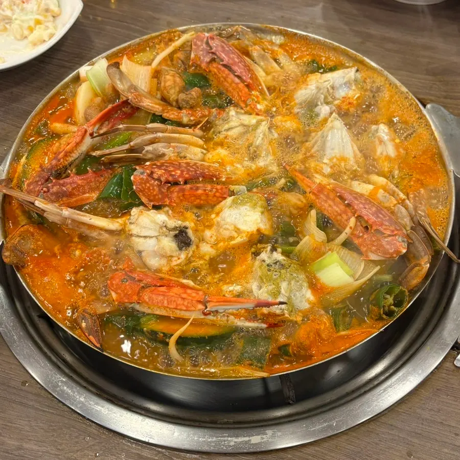 放在米饭上的一口蟹肉