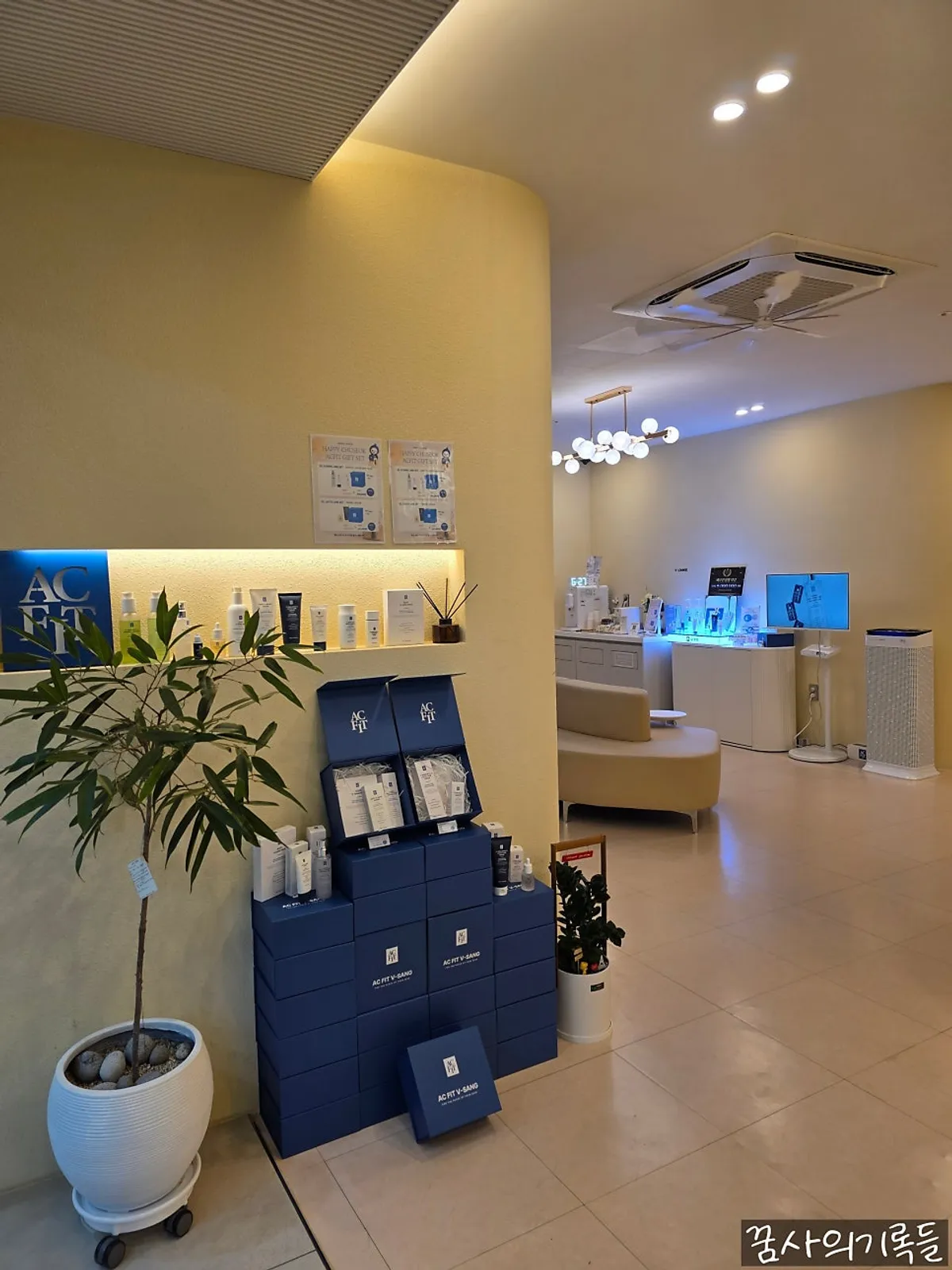 Entrance of V Medispa, an acne extraction esthetic clinic in Bupyeong