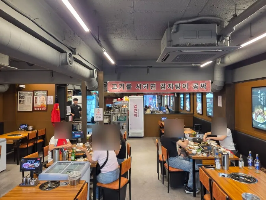 Tables inside Eolkeuni Gamjatang Samgyeopsal