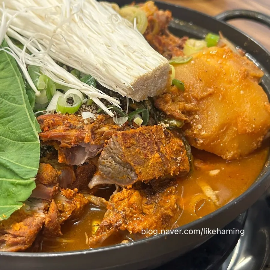 Gamjatang saiz kecil penuh dengan daging dan sireogi
