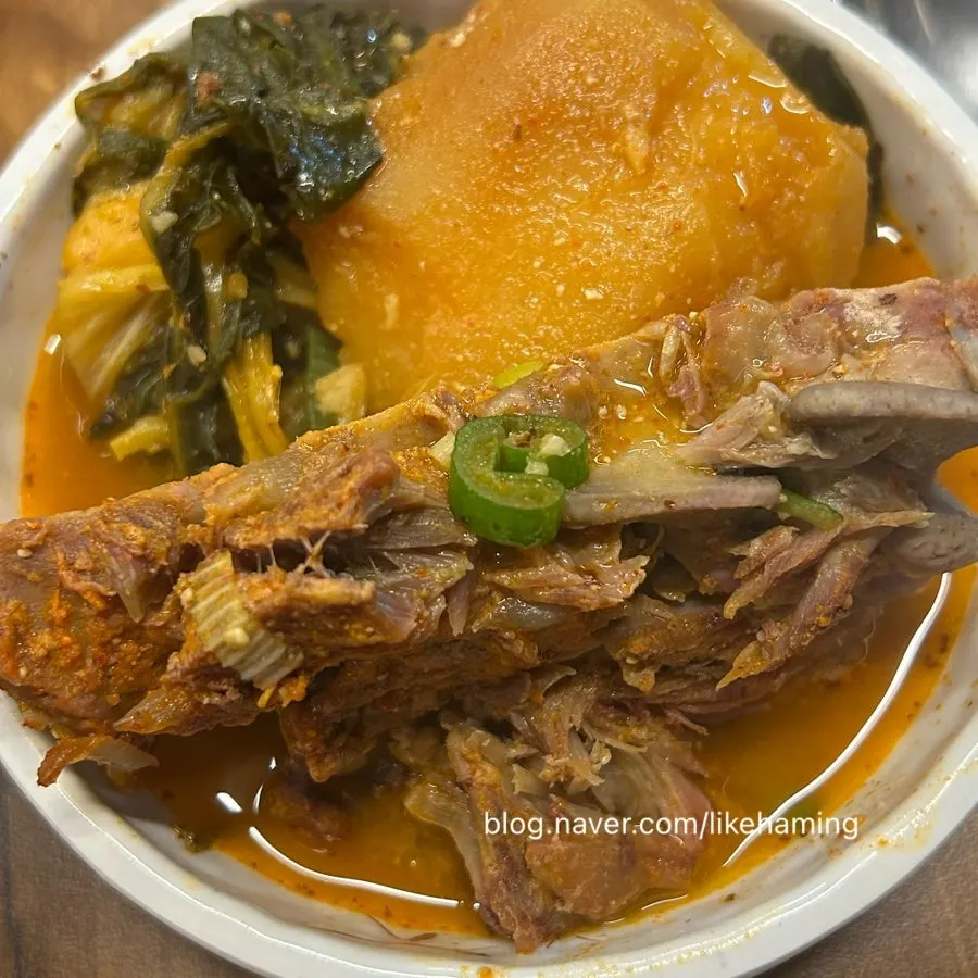 Close-up daging tulang belakang dalam gamjatang
