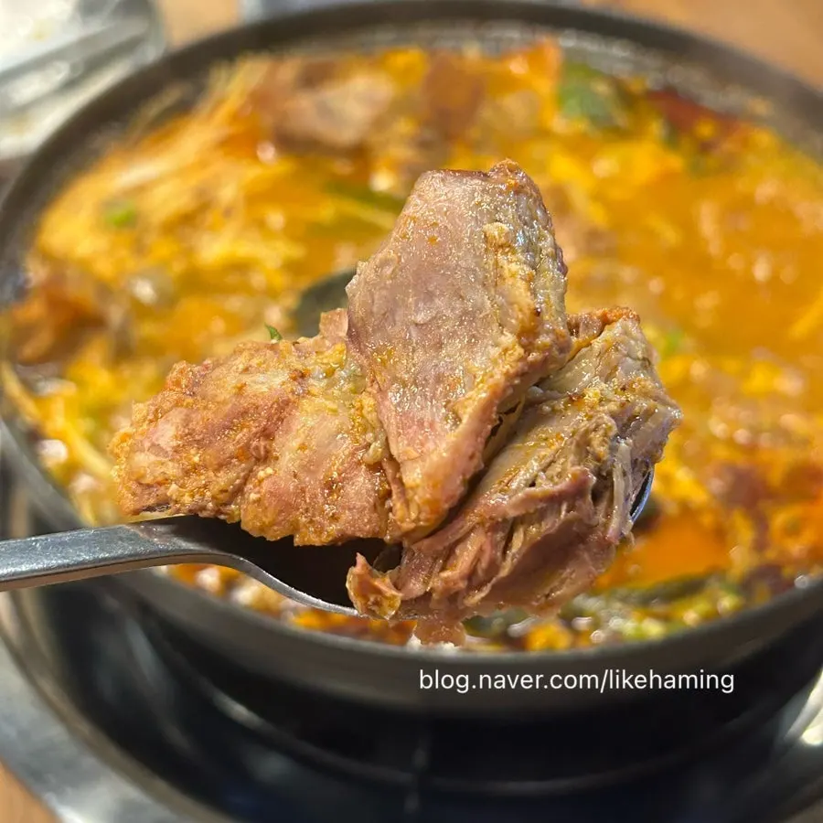 Sepotong daging gamjatang penuh isi