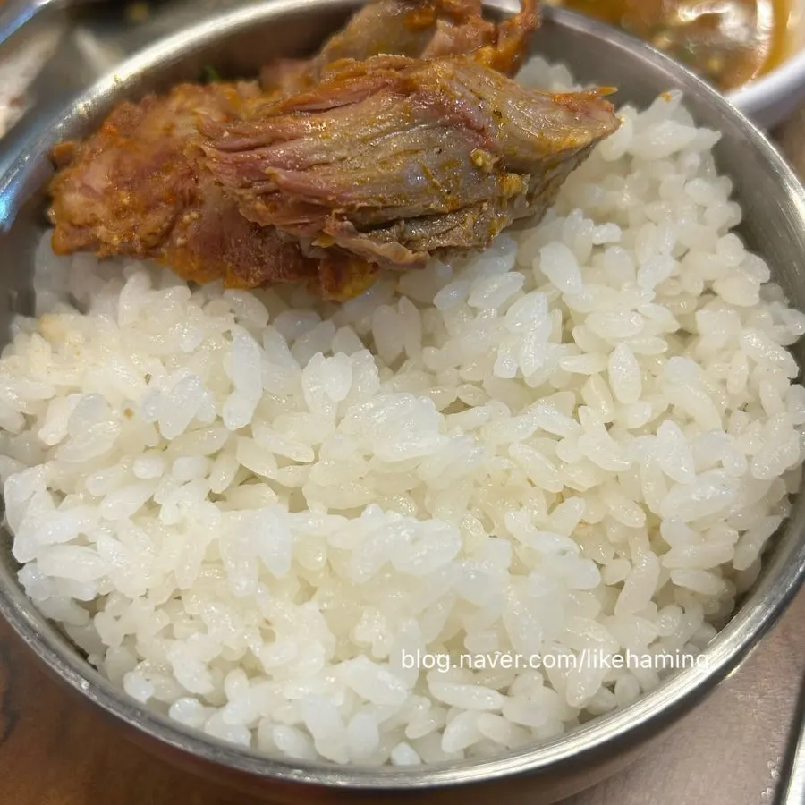 Hidangan gamjatang disajikan bersama nasi putih