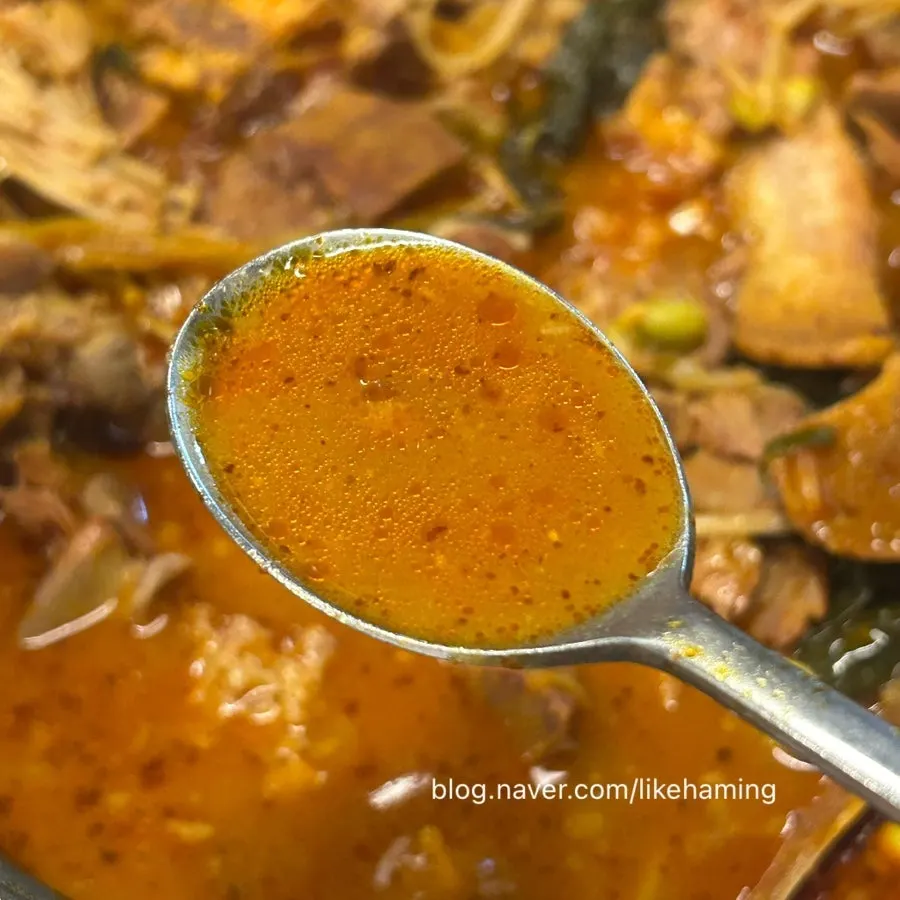 Kuah gamjatang dicampur dengan nasi